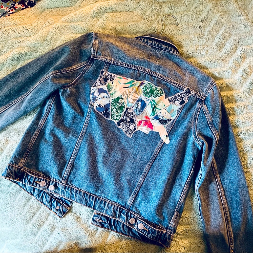 Gap Denim Jacket with Floral Map on Back Size Medium